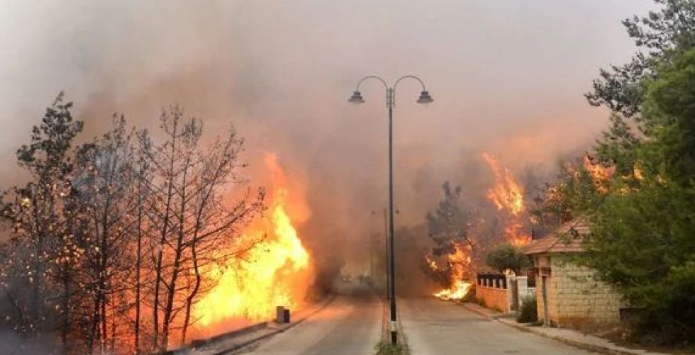 حرائق كبيرة في مناطق عدة من لبنان