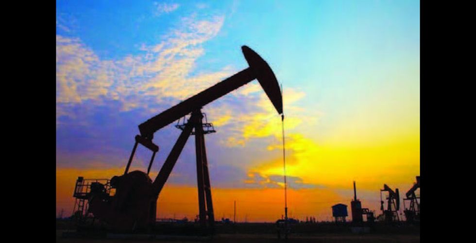 النفط يتراجع وسط مخاوف من ارتفاع التضخم