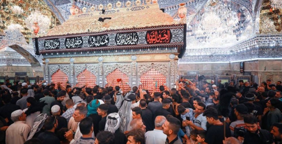 جموع الزائرين تحيي ذكرى استشهاد الإمام الحسن العسكري (ع)