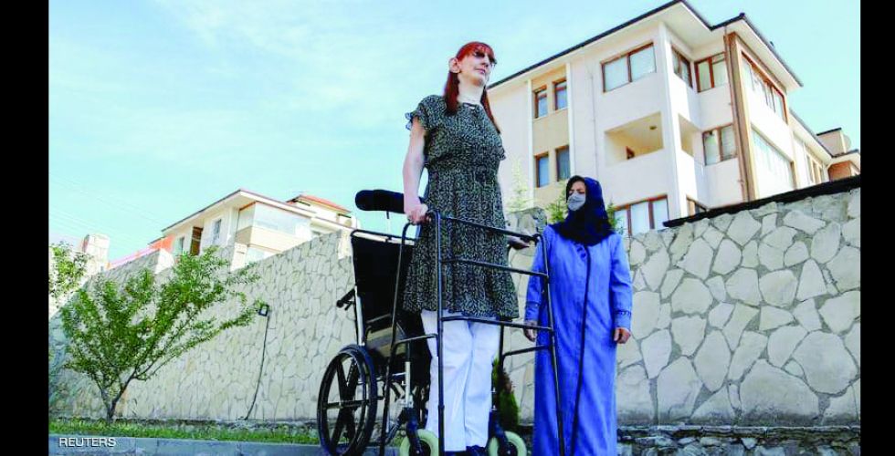 أطول امرأة في العالم تحتفي بالاختلافات بين البشر