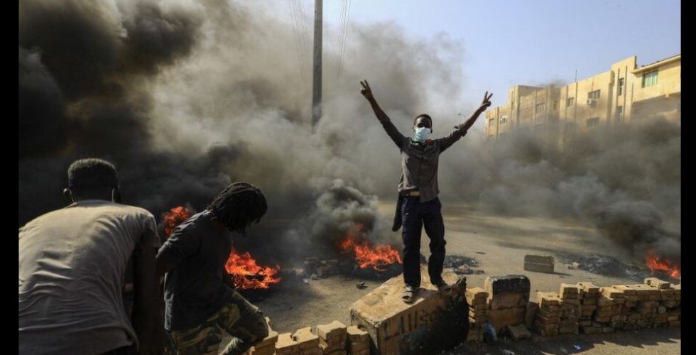 مواجهات بين الجيش السوداني ومتظاهرين ضد الانقلاب
