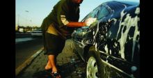 ظاهرة غسل وتشحيم السيارات بين الأحياء السكنيَّة تجاوزات وأضرار بلا رقابة